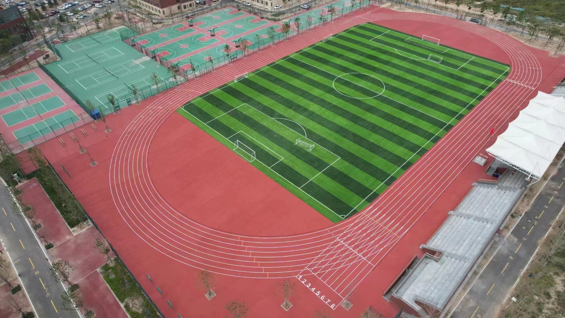 赤峰市足球场人造草坪混合型塑胶跑道 - 哪里好
