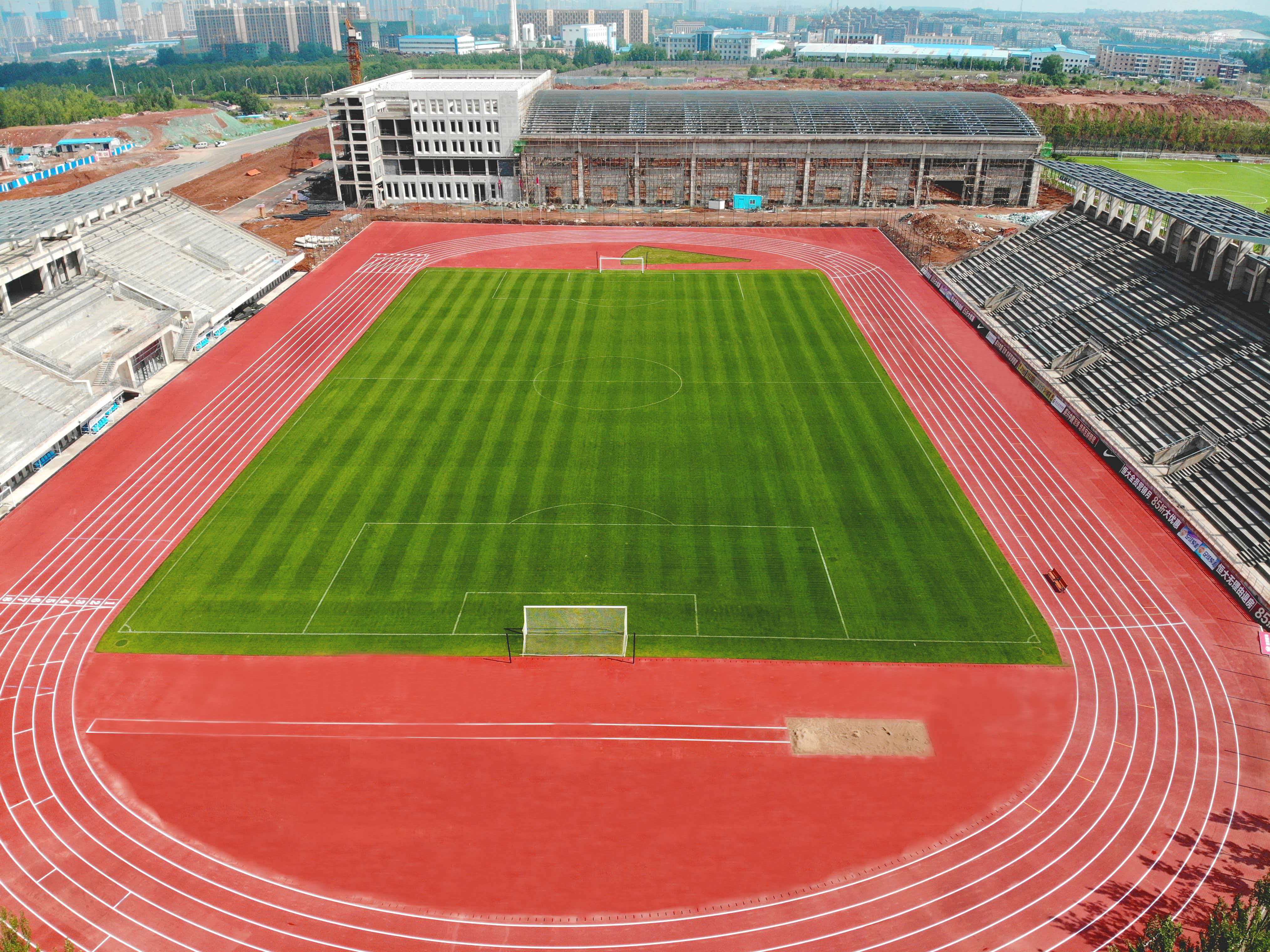 赤峰市足球场人造草坪新国标塑胶跑道 - 一站式服务